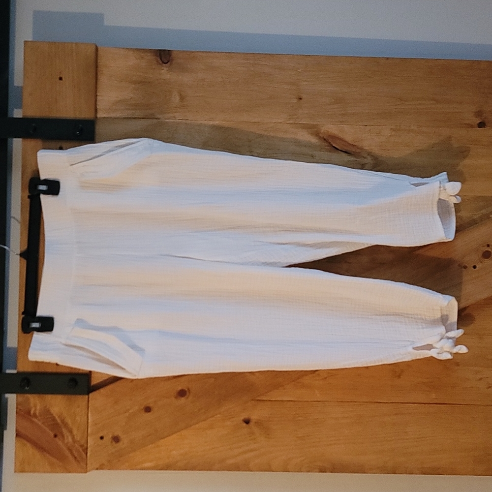 Silver wear brand white lined crop pant with usable side pockets.